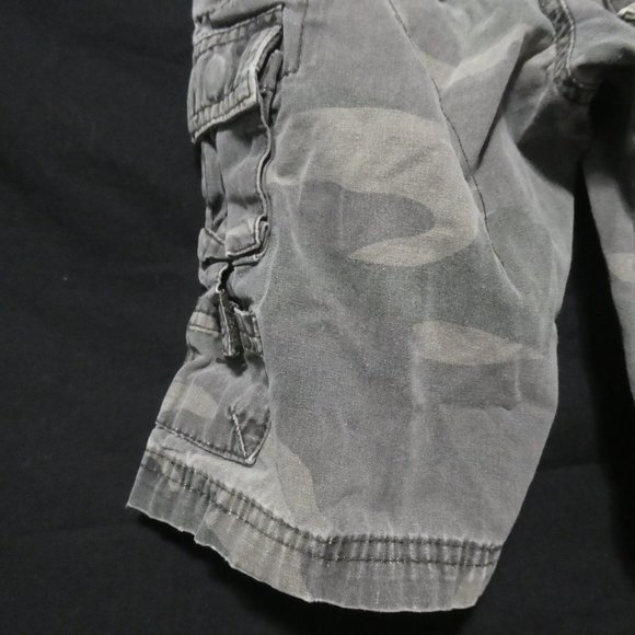 VF JEANSWEAR | 7 Regular | Camouflage / Camo | Cargo Shorts | Snap Buttons | GUC - Picture 11 of 12